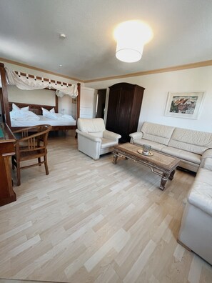 Apartment Josephine, 3 Bedrooms, Final Cleaning Fee 50⏠( Dr-Julius-Leber-StraĂe 15) | 1 bedroom, individually decorated, individually furnished, soundproofing