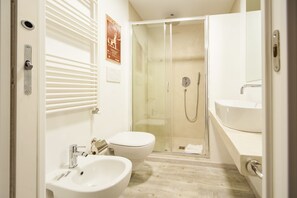 Shower, free toiletries, hair dryer, bidet - Babuccio Art Inn (Rome)