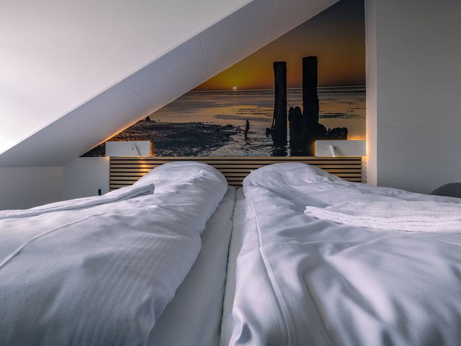 Kahden hengen huone (yksi tai kaksi sänkyä), oma kylpyhuone (Top floor) | Yksilöllisesti kalustettu, työpöytä, silitysrauta/-lauta, vauvansängyt