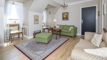 Habitación cuádruple, 2 habitaciones | Área de sala de estar | Televisión de pantalla plana y servicios de streaming