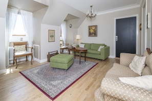 Quarto quádruplo, 2 quartos | Área de estar | TV de tela plana, serviços de streaming