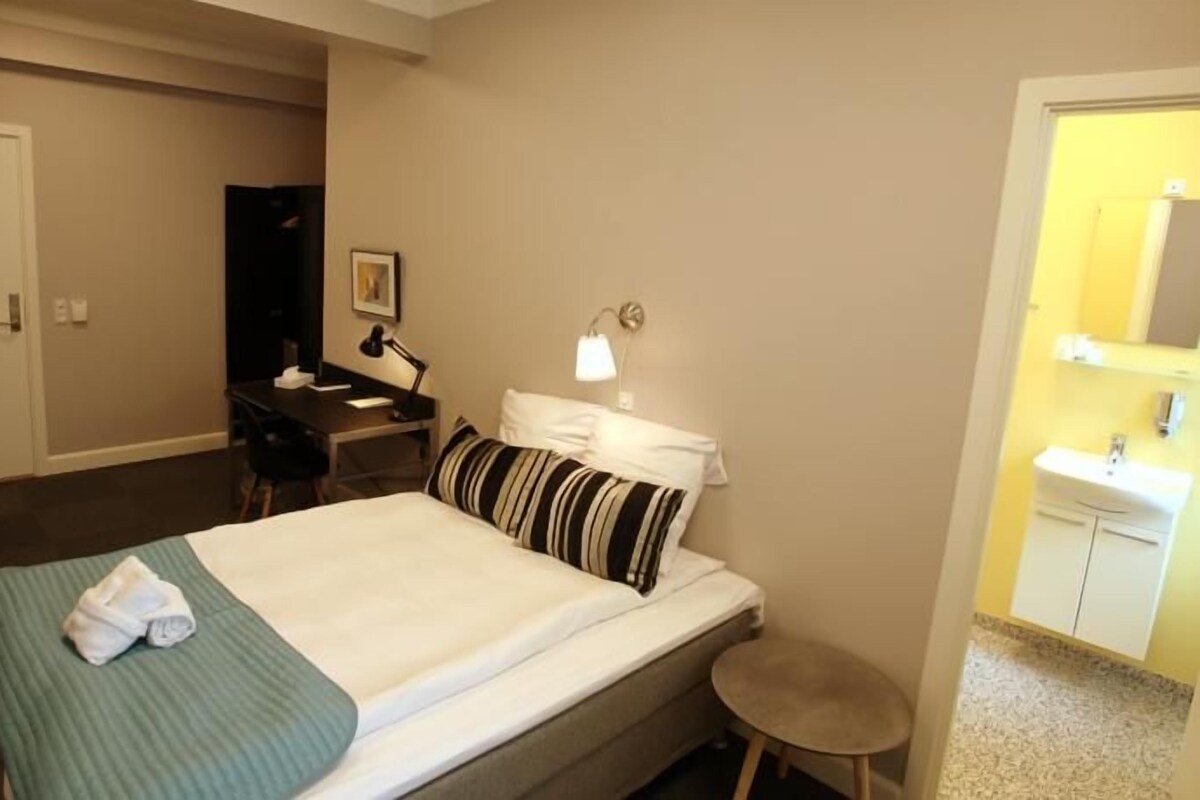 Comfort Room | Hypo-allergenic bedding available, blackout drapes, WiFi (free)