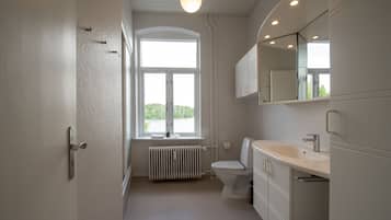 Departamento familiar, varias camas | Baño | Amenidades de baño gratuitas y toallas