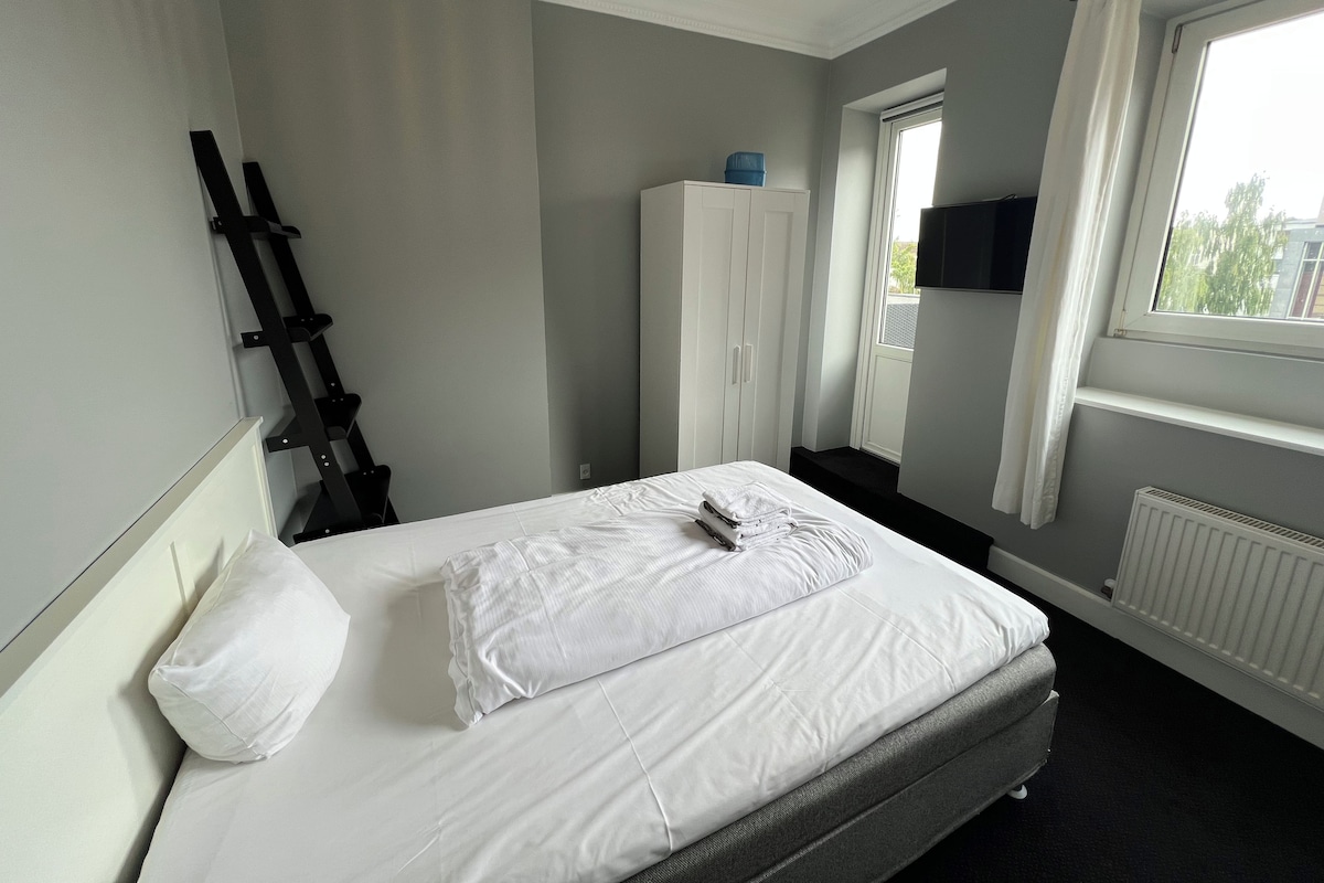 Ropa de cama hipoalergénica, cortinas blackout y wifi gratis 