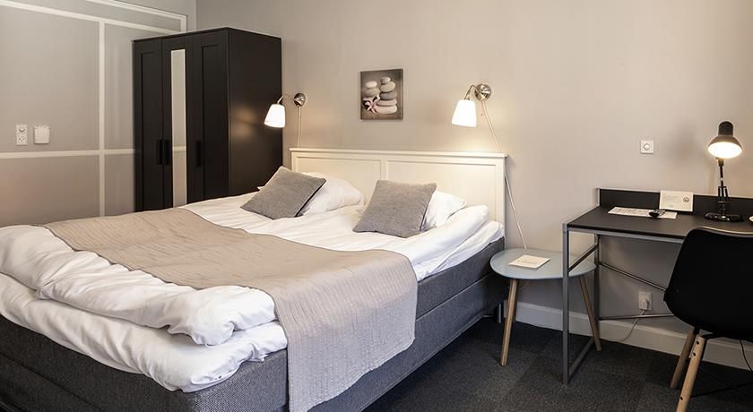 Hypo-allergenic bedding, blackout curtains, free WiFi, bed sheets