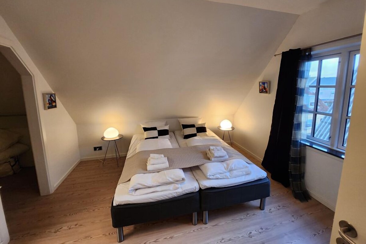 Deluxe Loft | Hypo-allergenic bedding, blackout curtains, free WiFi, bed sheets