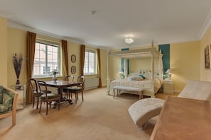 Quarto quádruplo, 2 quartos | Roupas de cama antialérgicas, cortinas blackout, Wi-Fi de cortesia