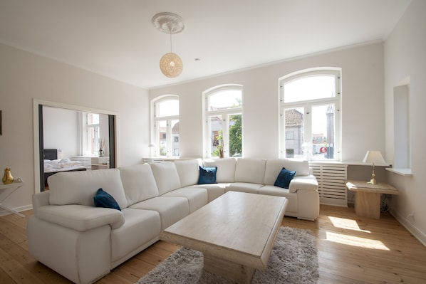 Apartamento família, várias camas | Sala de estar | TV de tela plana, serviços de streaming