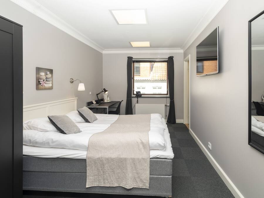 Comfort Room | Hypo-allergenic bedding, blackout curtains, free WiFi, bed sheets