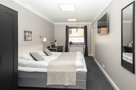Comfort Room | 2 bedrooms, hypo-allergenic bedding, blackout drapes, free WiFi
