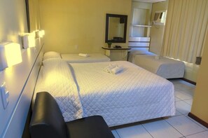 Deluxe-Vierbettzimmer, Mehrere Betten | Minibar, Schreibtisch, Verdunkelungsvorhänge, kostenloses WLAN