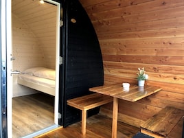 Escrivaninha, cortinas blackout, ferros/tábuas de passar roupa