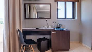 Habitación estándar doble, vistas al mar | 1 dormitorio, cortinas opacas, cunas gratuitas y wifi gratis