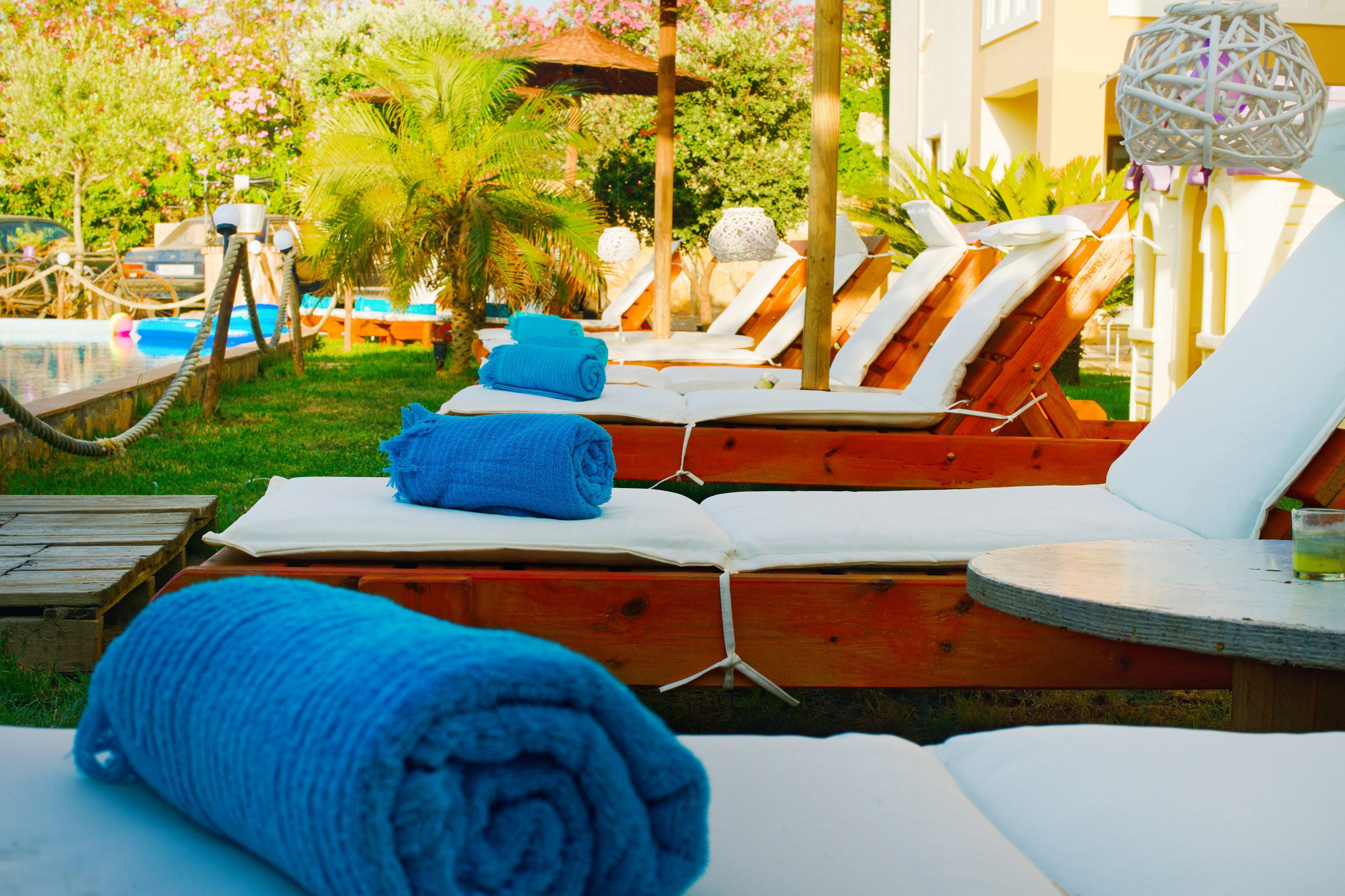 室外游泳池，提供日光浴躺椅