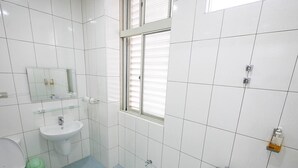 Bathroom - Wooden Man B&B (Taitung)