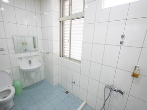 Shower, free toiletries, hair dryer - Wooden Man B&B (Taitung)