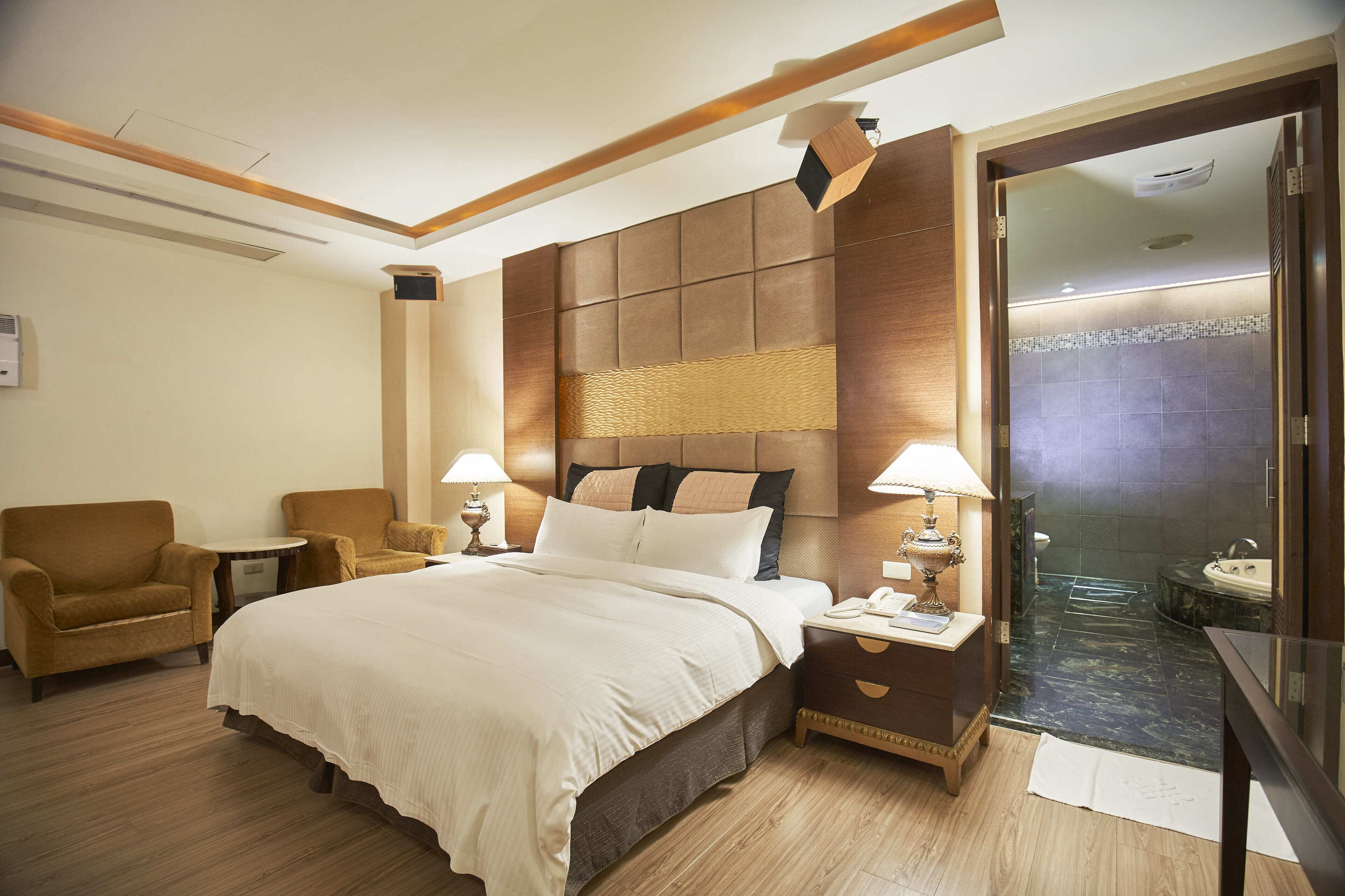 business double room, bathtub | individually furnished, blackout curtains, free wifi, bed sheets