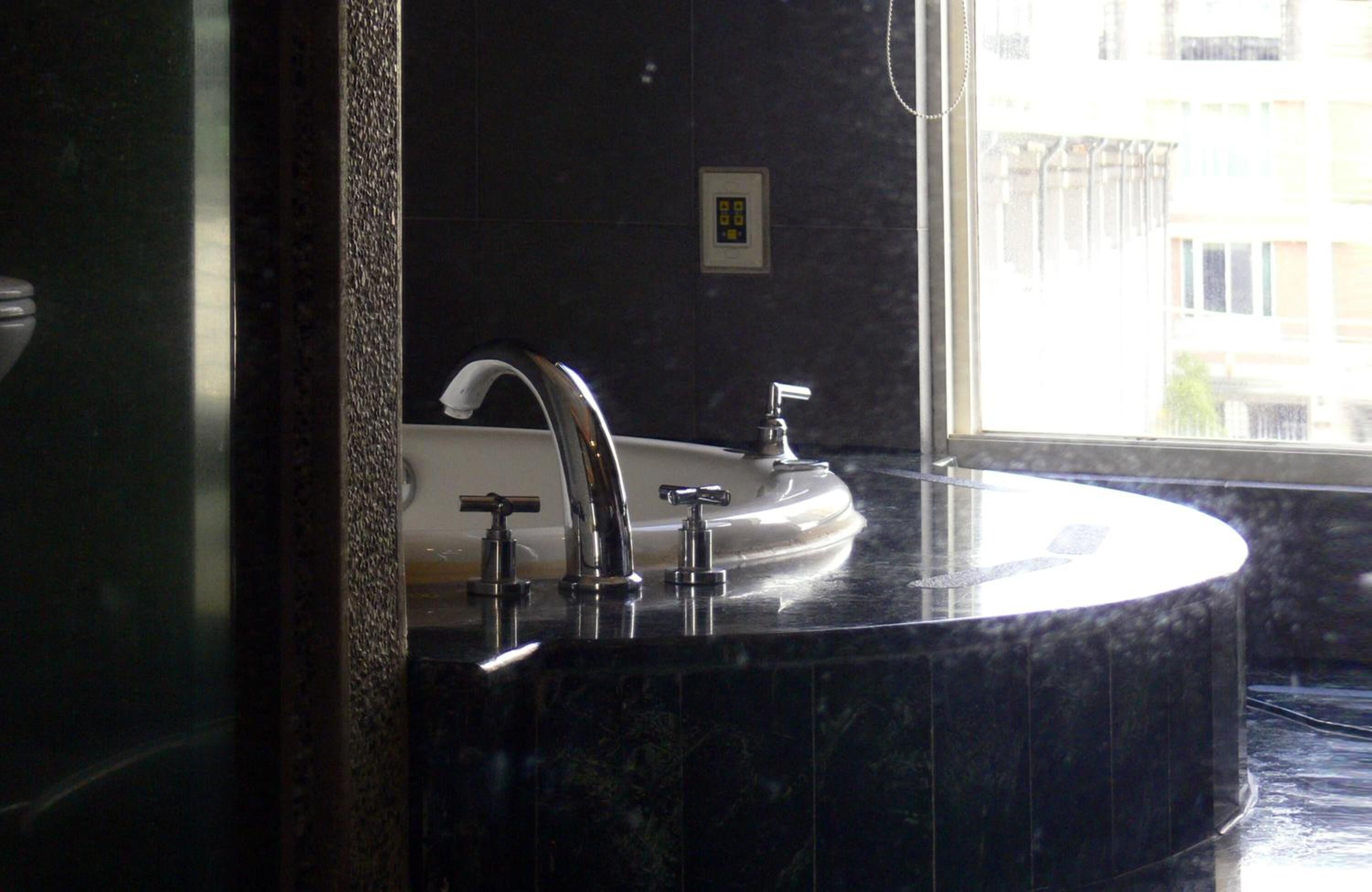 separate bathtub and shower, jetted bath, hydromassage showerhead