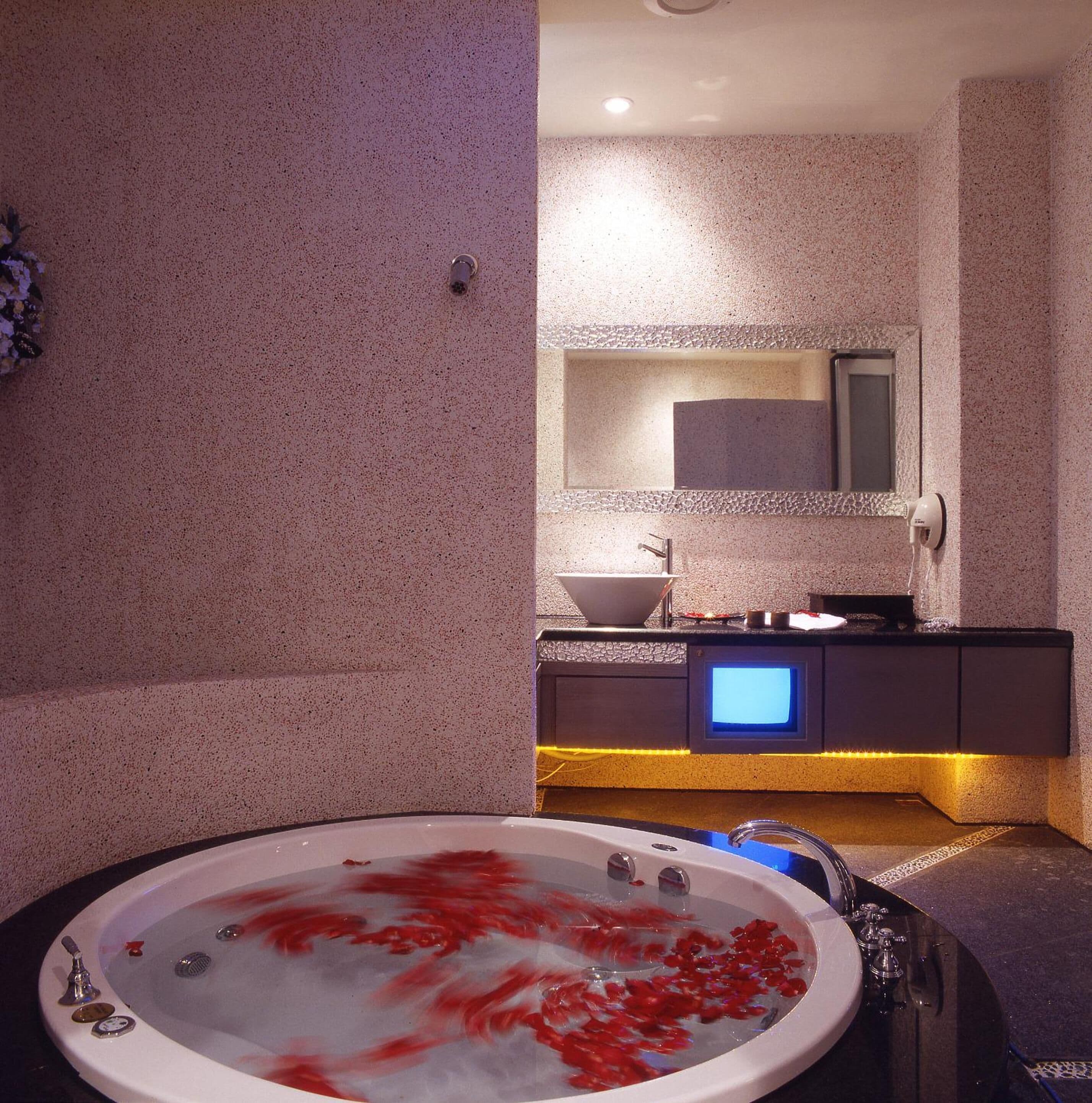 separate bathtub and shower, jetted bath, hydromassage showerhead