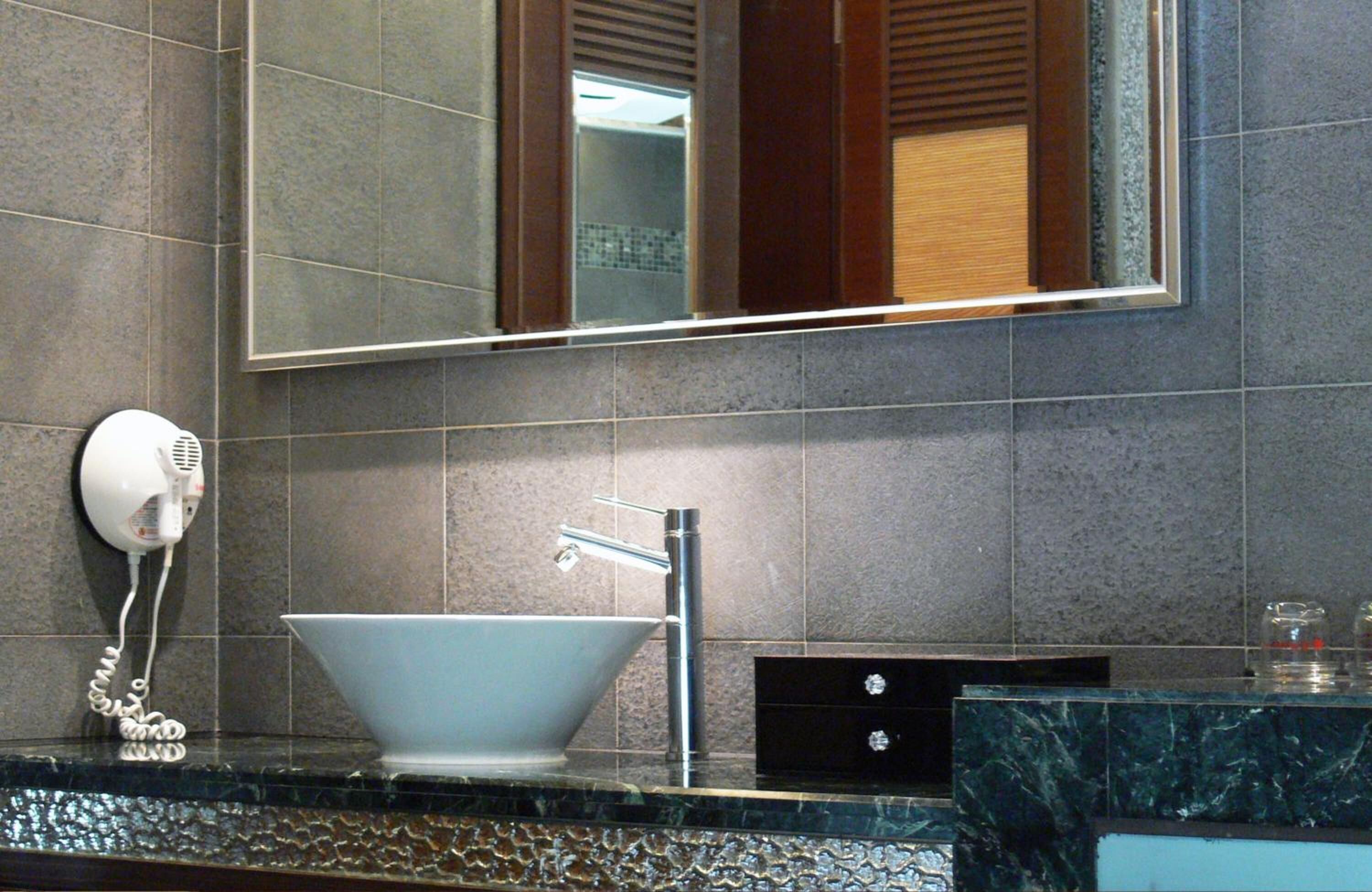 separate bathtub and shower, jetted bath, hydromassage showerhead