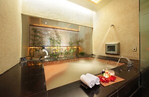 Deluxe Double Room, Bathtub | Bathroom | Separate bathtub and shower, jetted bath, hydromassage showerhead - Dong Feng Motel (Taoyuan City)