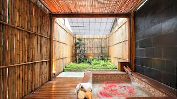 Suite presidencial | Bañera de hidromasaje privada