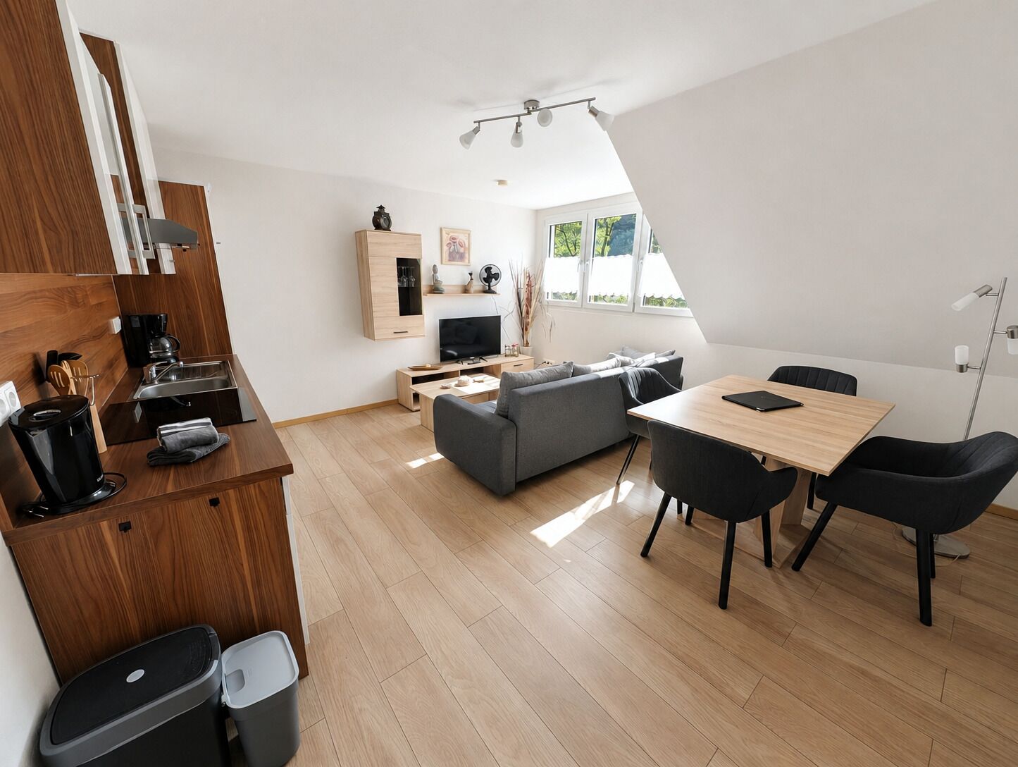 Apartamento estándar, 2 habitaciones, 2 baños, vistas al jardín | Zona de estar | Smart TV de 32 pulgadas con canales por satélite