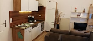 Standard-Apartment, Küche, Gartenblick | Eigene Küche | Großer Kühlschrank, Mikrowelle, Herdplatte, Geschirrspüler