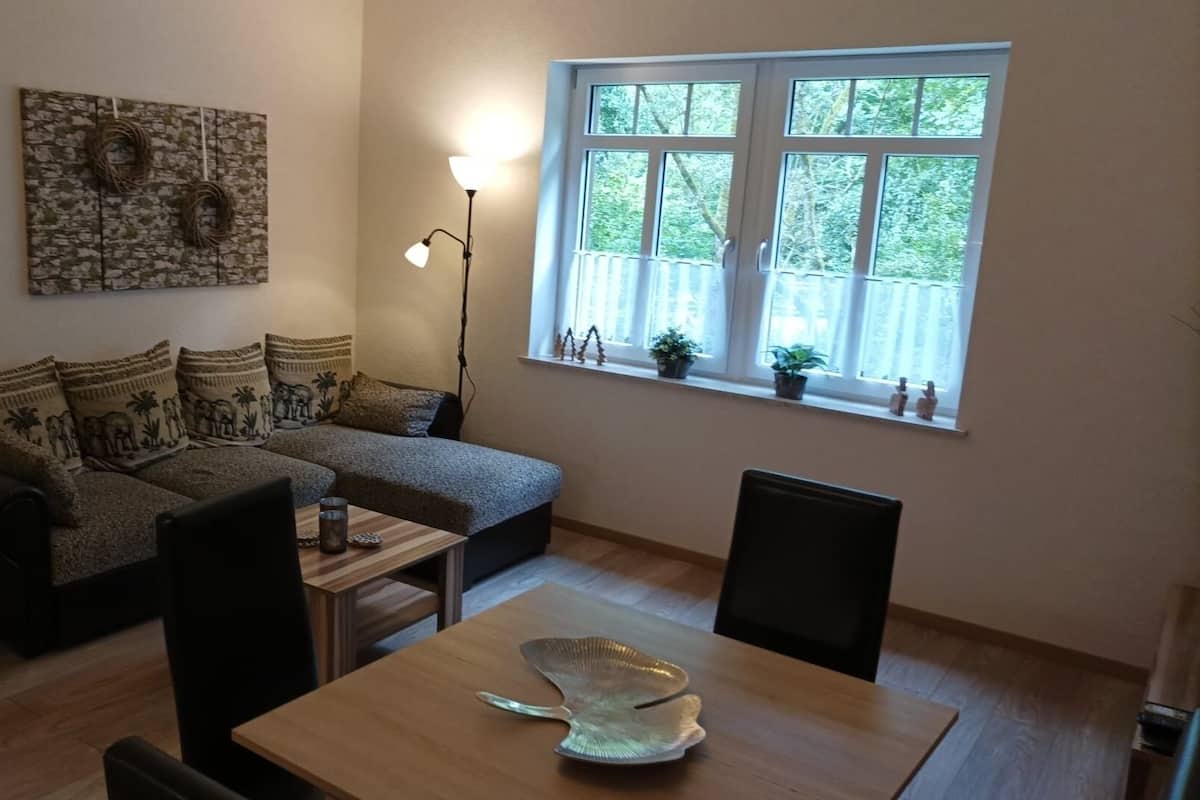 Comfort-Apartment, Küche, Flussblick | Wohnbereich | Flachbildfernseher