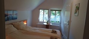 Standard-Apartment, 2 Schlafzimmer, 2 Bäder, Gartenblick | 1 Schlafzimmer, hochwertige Bettwaren, Zimmersafe, Schreibtisch