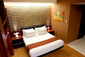 Platinum King | Desk, free WiFi - Citihub Hotel @Gejayan, Yogyakarta (Yogyakarta)