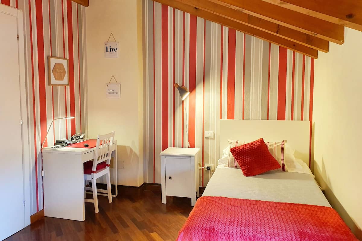 Habitación con 2 camas individuales, 2 camas individuales, baño en la habitación | 1 habitación, ropa de cama de alta calidad, minibar y escritorio