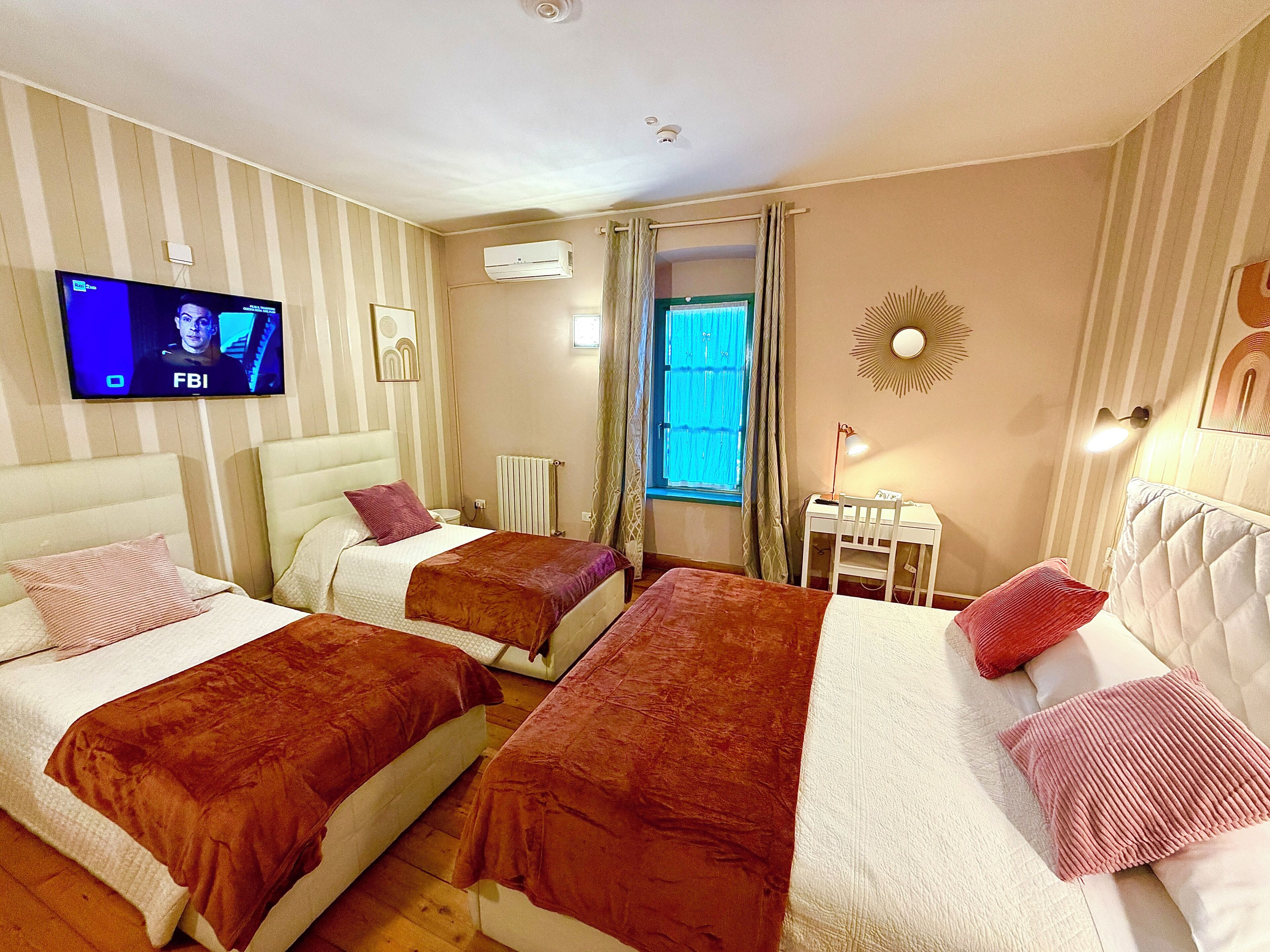 Premium bedding, minibar, desk, free WiFi