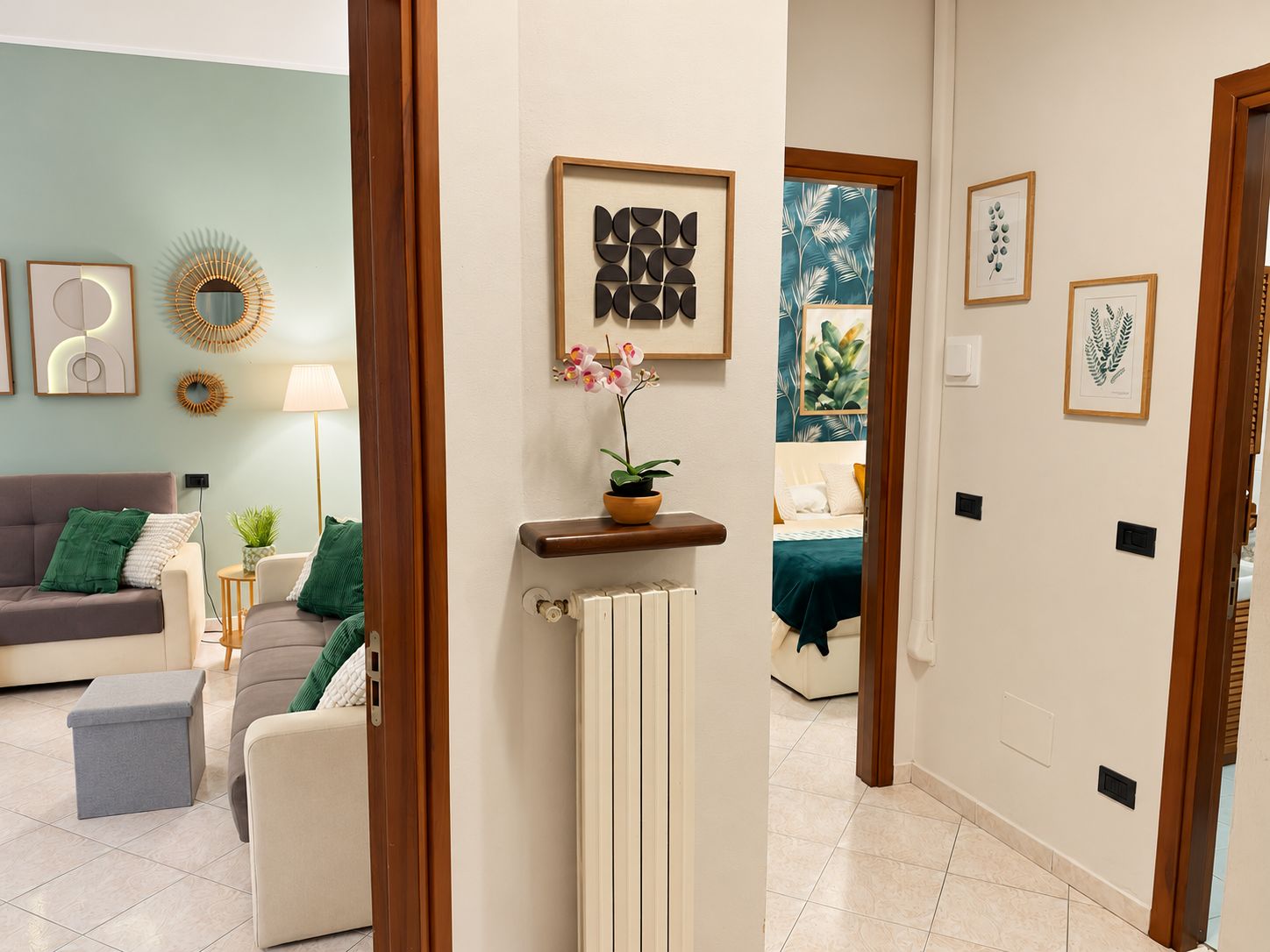 Una sala moderna con un sofá, una mesa de centro y una planta en maceta.