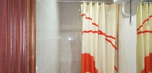 Quarto casal básico, banheiro privativo | Banheiro | Chuveiro/banheira combinados, toalhas de banho