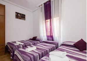Quarto triplo básico, banheiro compartilhado | Wi-Fi de cortesia, roupa de cama
