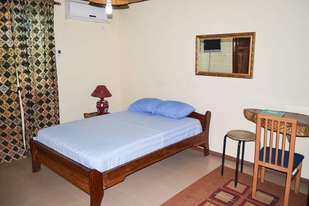 Single Room | Blackout drapes, cribs (surcharge), WiFi (free)
