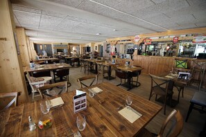 Frühstück, Mittagessen, Abendessen, regionale Küche