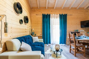 Leilighet – superior, 2 soverom, massasjebadekar | Sengetøy av topp kvalitet og safe på rommet