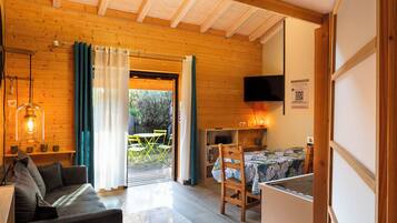 Premium bedding, in-room safe, rollaway beds, free WiFi