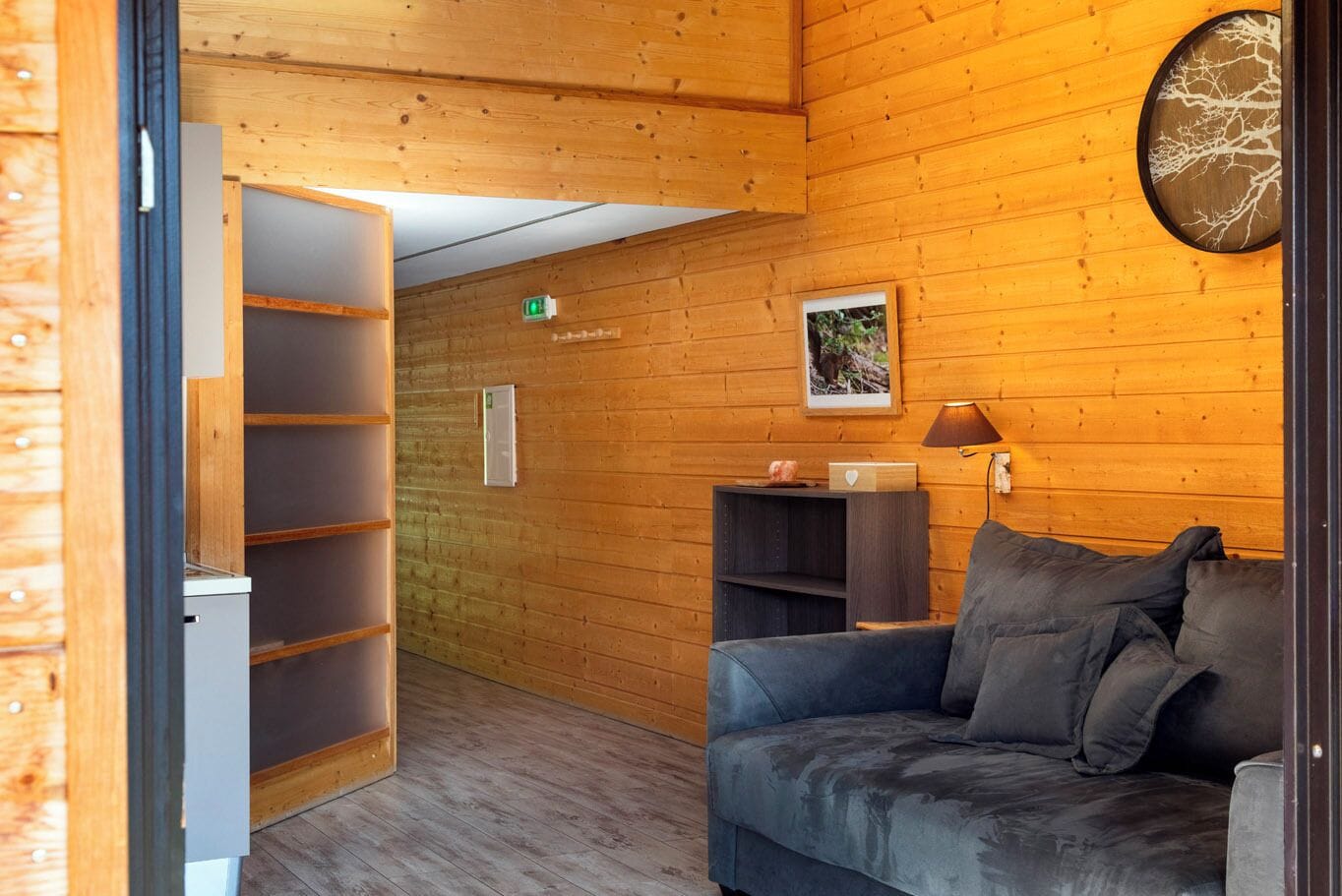 스탠다드 아파트, 침실 2개 | 거실 공간 | TV