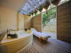 Deluxe Room | Frette Italian sheets, premium bedding, minibar, in-room safe - Brera Alacati (Cesme)