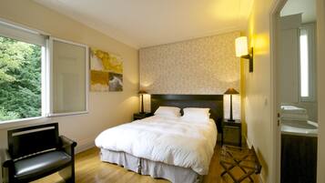 Deluxe Double Room, 1 King Bed, Jetted Tub, Courtyard View