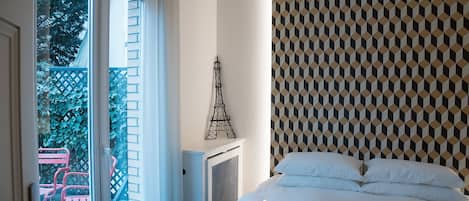 Habitación doble estándar, 1 cama matrimonial, vista al jardín, planta baja | Ropa de cama de alta calidad, muebles diferentes y escritorio