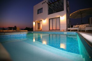 Outdoor pool - Meltemi Villas (Chlorakas)
