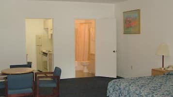 Standard Room, 1 King Bed, Non Smoking | Desk, free WiFi