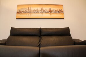 Apartamento (2 Bedrooms) | Zona de estar | Televisión de 65 pulgadas con canales por cable