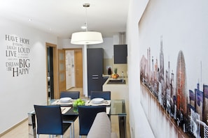 Apartment (1 Bedroom) | Private kitchen | Full-size fridge, microwave, oven, stovetop - Home To Home Barcelona (Barcelona)