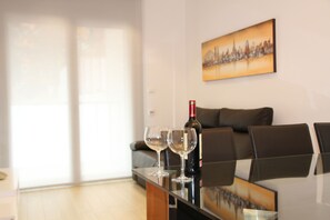 Căn hộ (2 Bedrooms) | Khu phòng khách | TV 65-inch có truyền hình cáp 