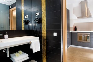 Apartamento (1 Bedroom) | Banheiro | Secador de cabelo, toalhas de banho, sabonete, shampoo
